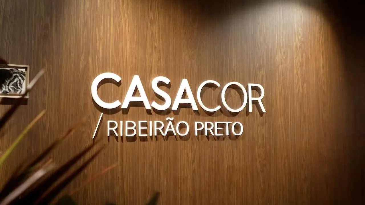 Letreiro da CASACOR Ribeirão Preto numa parede de madeira