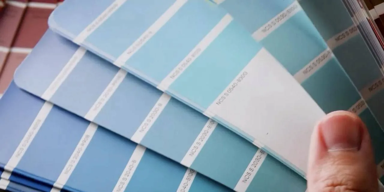 Leque de amostras de cor em tons de azul