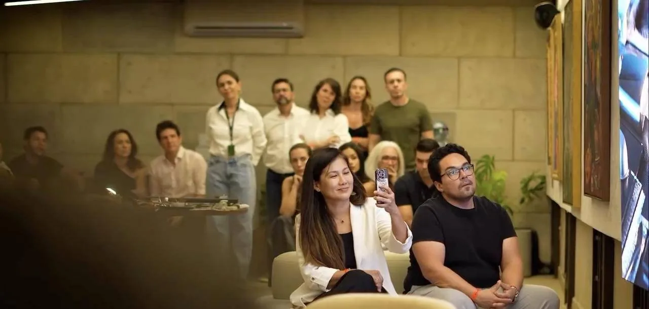 Convidados sentados assistindo a uma apresentação no espaço da MarGirius