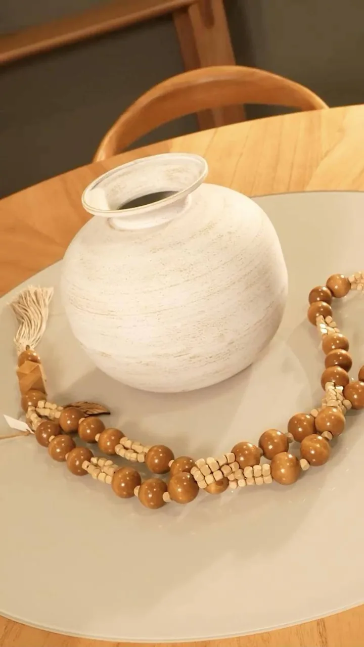 Vaso branco sobre o tampo giratório da mesa
