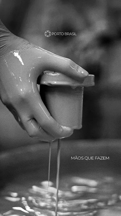 Mãos de artesão trabalhando uma peça, filme da Porto Brasil