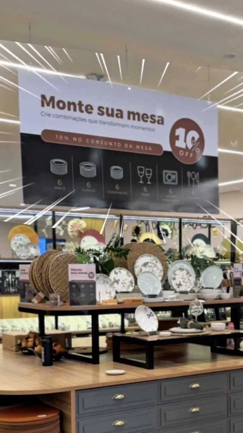Banner da campanha Monte sua mesa pendurado sobre a ilha de louças da loja