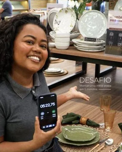 Apresentadora da loja mostra o cronômetro no desafio de montar uma mesa posta em 5 minutos